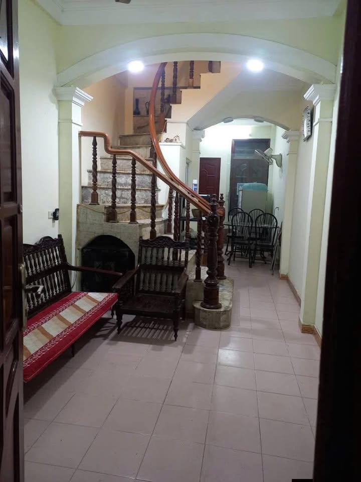 Nhà nguyên căn 4 tầng phố Tân Ấp 120m² giá 9.5 triệu - Đầy đủ nội thất sang trọng!