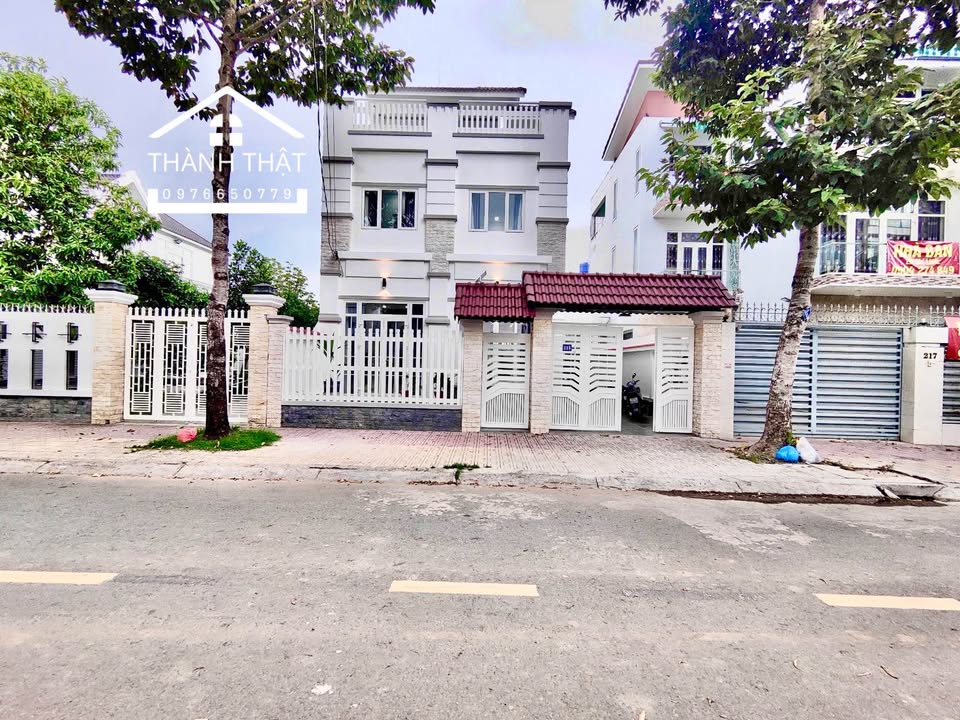 Biệt thự 2 lầu mặt tiền đường Phan Văn Khỏe Mỹ Tho 180m² giá 12 tỷ - Sẵn sàng vào ở ngay!