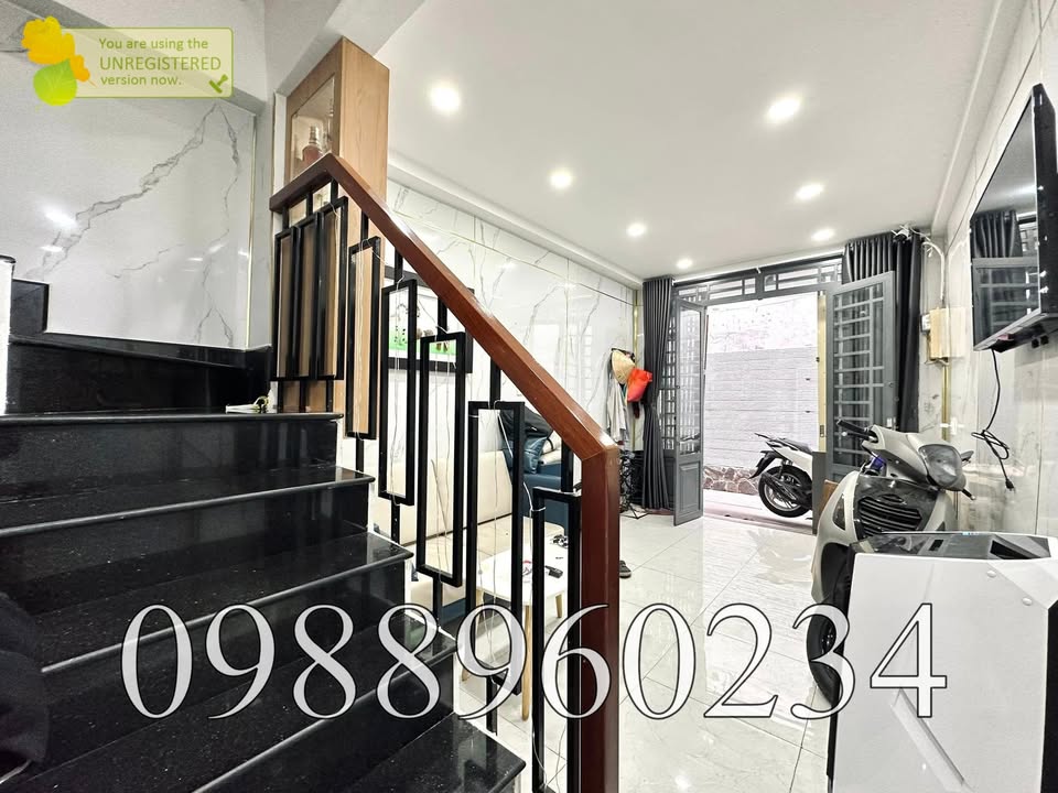 Nhà đẹp 3 tầng Phú Nhuận 33m² giá 5.2 tỷ - 2 mặt tiền hẻm thoáng mát!