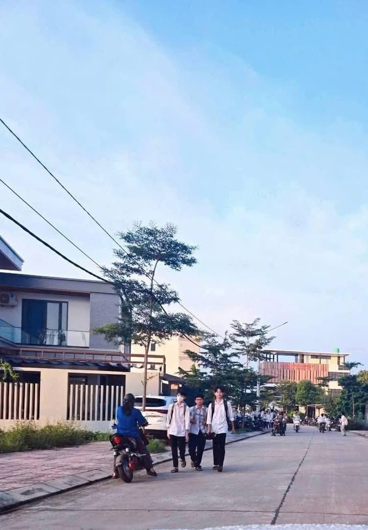 Đất mặt đường chính Khánh Hội 97.8m² giá 2 tỷ - Kinh doanh thuận lợi!