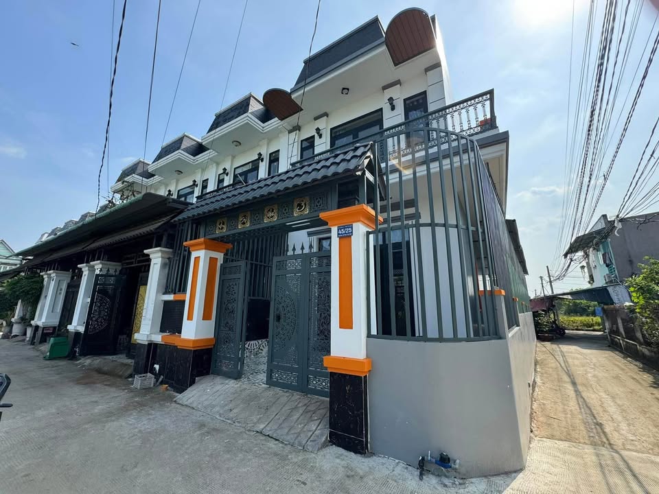 Nhà tân cổ điển Hưng Long, Bình Chánh 132m² giá 2.98 tỷ - Sổ hồng chính chủ