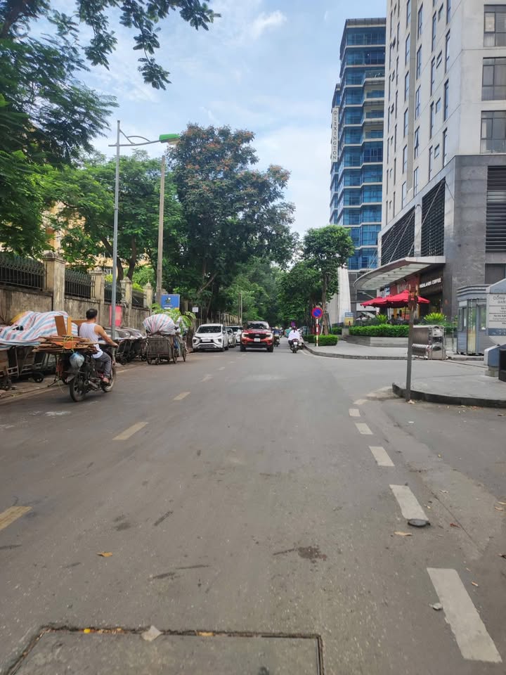 Nhà phố Hoàng Quốc Việt 76m² giá 24.5 tỷ - Ô tô vào tận nhà, kinh doanh thuận lợi!