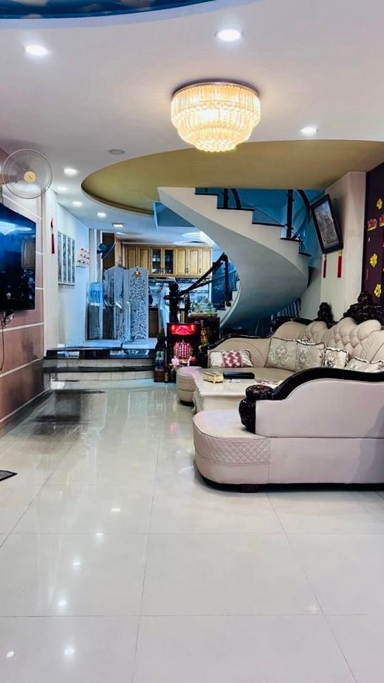 Nhà phố Nguyễn Thị Tần Q8 130m² giá 11 tỷ - Vị trí đẹp, hẻm xe hơi