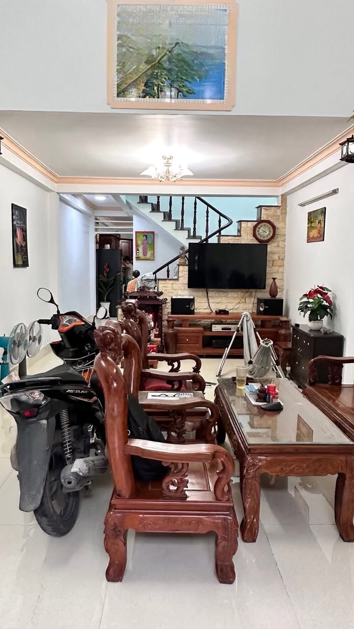 Nhà bán Hóc Môn 100m² giá 4.5 tỷ - Xây dựng kiên cố, sẵn sàng ở ngay!