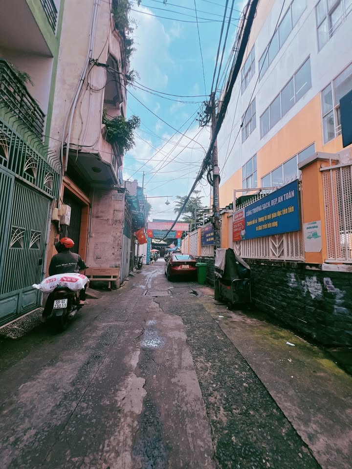 Cho thuê CHDV 14 phòng đường Cách Mạng Tháng 8, quận 3 - Giá 60 triệu/tháng, tiện nghi đầy đủ!