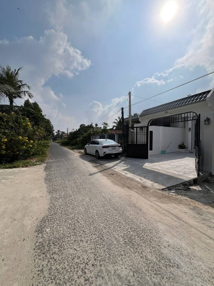 Nhà phố Hòa Thành Tây Ninh 127m² giá 1.99 tỷ - Thiết kế hài hòa phong cách Tây và Trung!