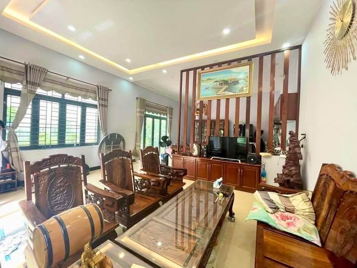 Nhà vườn Nghĩa Dõng 330m² giá 2.1 tỷ - Sân vườn rộng, nội thất xịn!