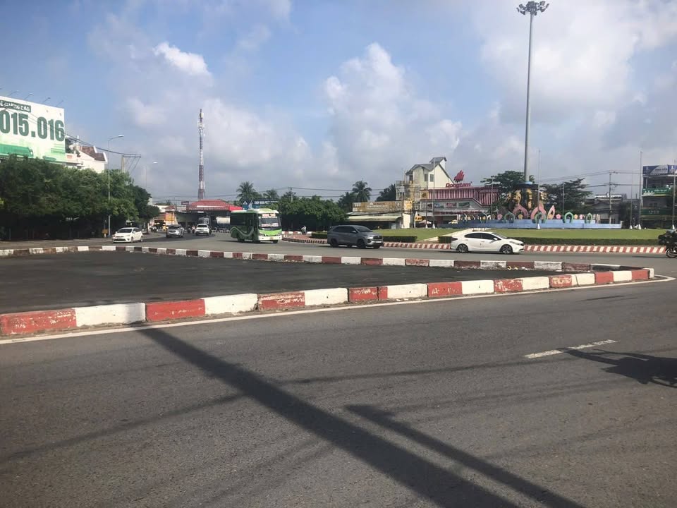 Đất nền Vĩnh Long 303m² giá 7.6 tỷ - Vị trí vàng ngay vòng xoay!