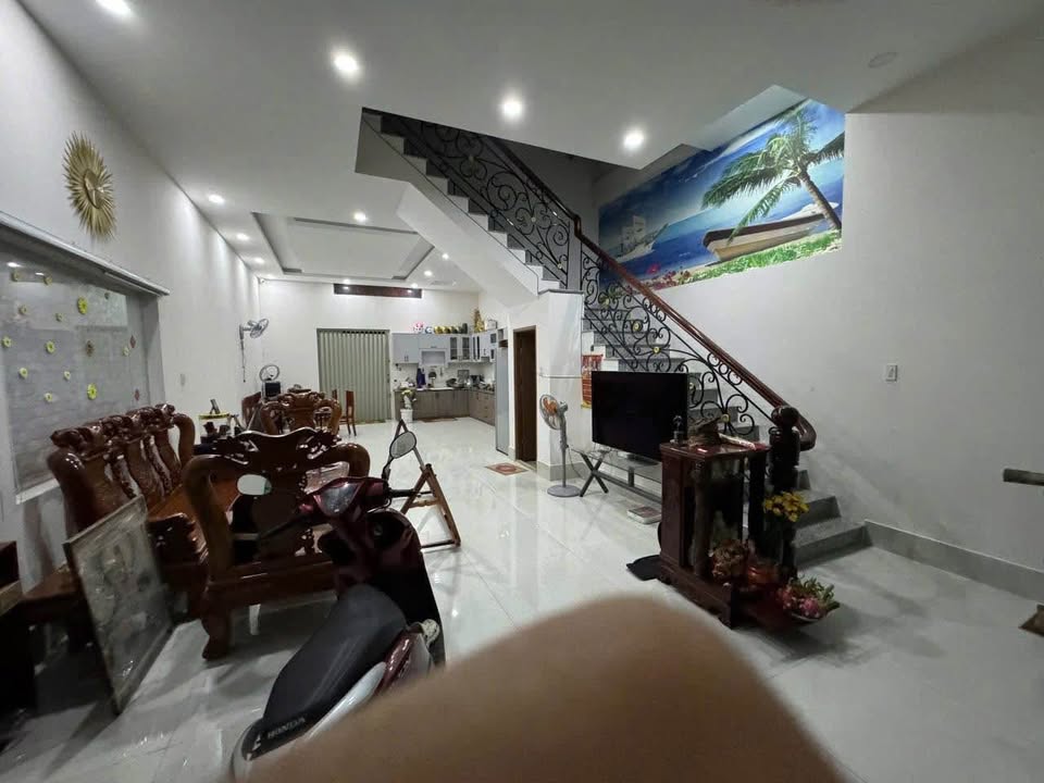 Nhà góc 2 mặt tiền phường Đông Xuyên, Long Xuyên 91.3m² giá 4.3 tỷ - Vị trí thuận tiện sinh hoạt!