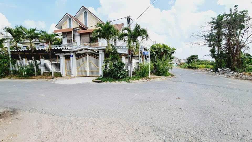 Biệt thự góc Lạc Long Quân, Bình Đức, An Giang 526m² giá 30.051 tỷ - Thiết kế sang trọng, không gian thoáng đãng!