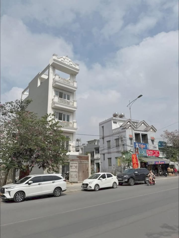 Nhà mặt tiền đường Hai Bà Trưng, Dĩ An 90m² giá 15.5 tỷ - Full nội thất cao cấp, thang máy!