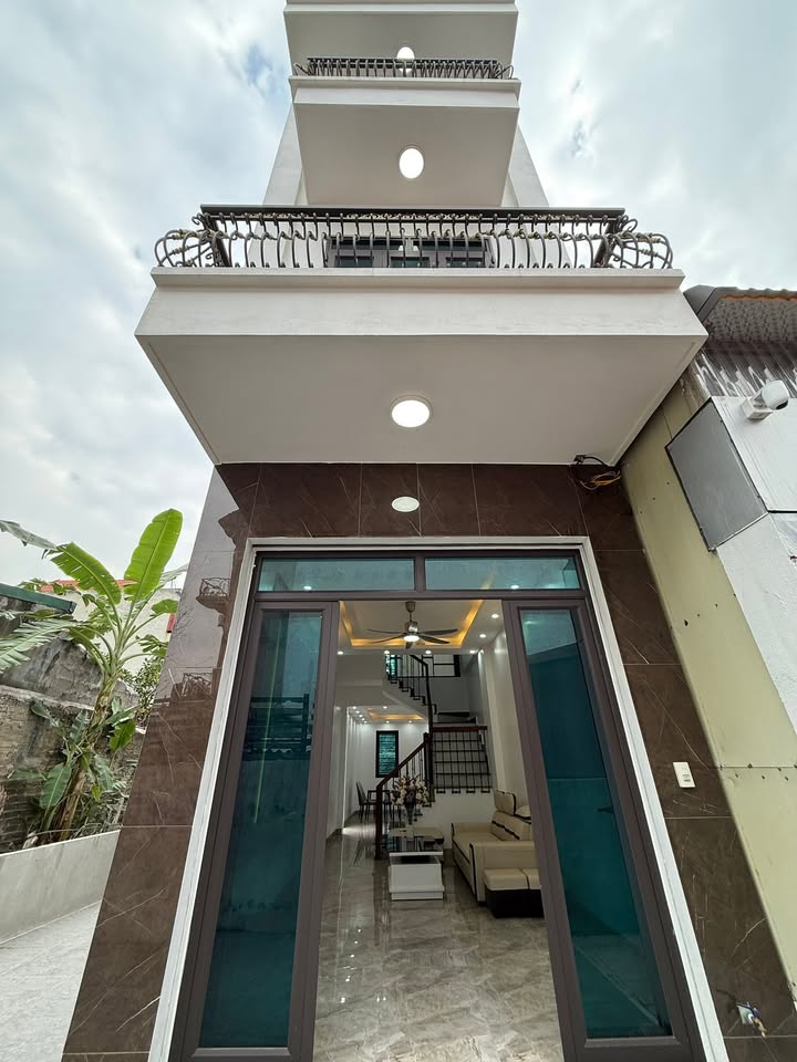 Nhà góc 3 tầng đường Hồ Xuân Hương, 45m² giá 2.6 tỷ - Sân vườn thoáng đãng!