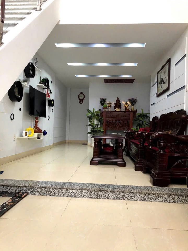 Nhà cho thuê quận 11 Hàn Hải Nguyên 40m² giá 17 triệu - Full nội thất, sẵn sàng vào ở!