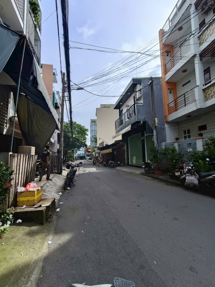 Nhà phố quận 11, Hẻm Lê Thị Bạch Cát 35.1m² giá 5.95 tỷ - Kinh doanh sầm uất!