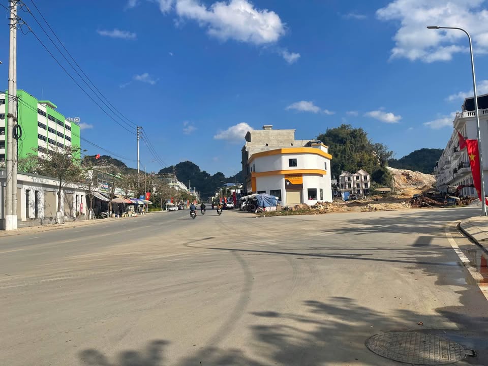 Đất mặt đường Hoàng Quốc Việt 100m² giá 4 tỷ - Kinh doanh sầm uất ngay trung tâm