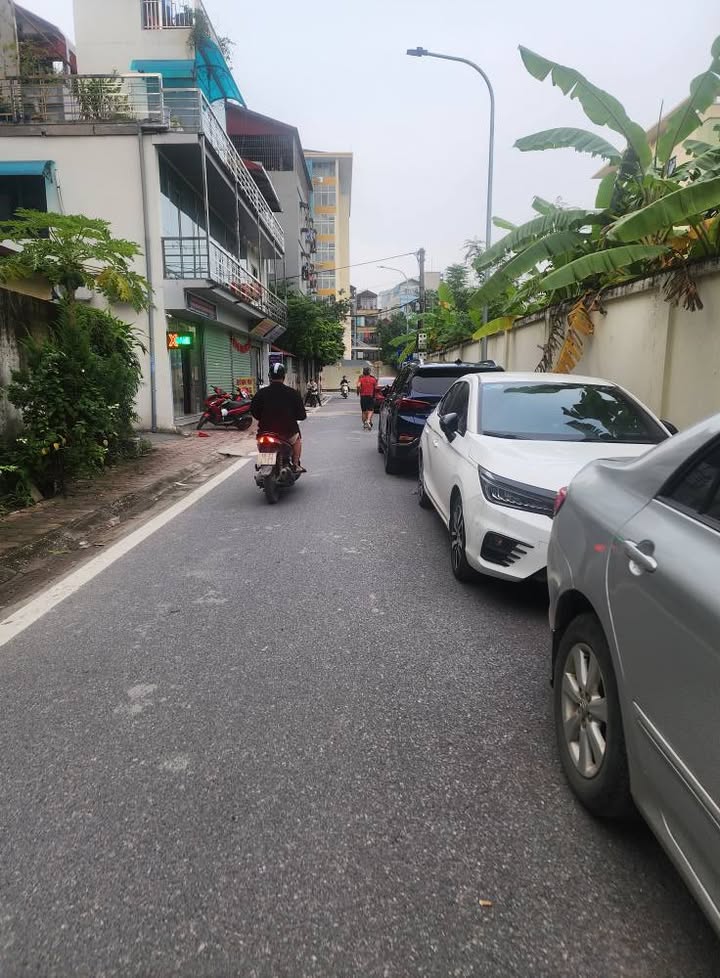 Bán nhà mặt phố Lê Văn Hiến, Đức Thắng, 50m², giá 15 tỷ - Kinh doanh sầm uất!