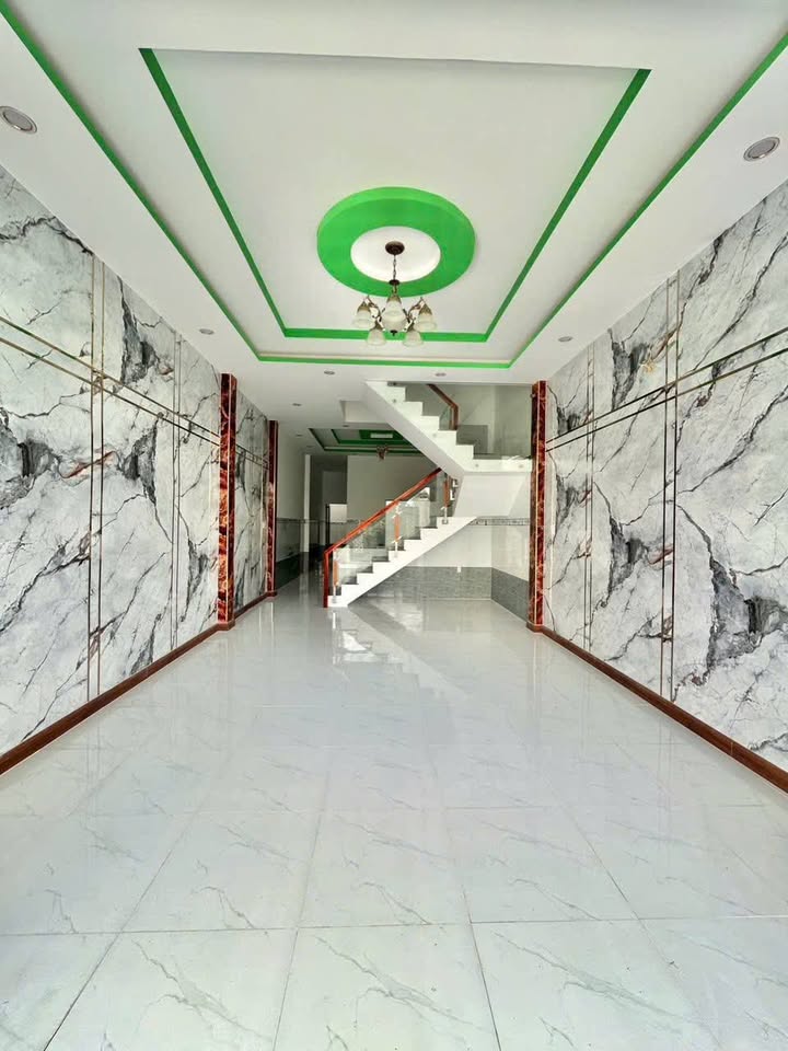 Nhà gấp Cần Đước 108m² giá 2.05 tỷ - Sổ hồng riêng, gần chợ!