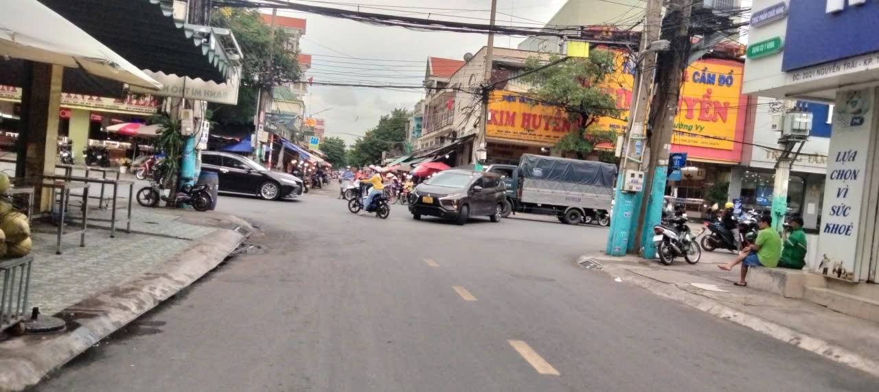 Nhà mặt tiền chợ Xóm Vắng Dĩ An 201m² giá 10 tỷ - Đầu tư sinh lời ngay!