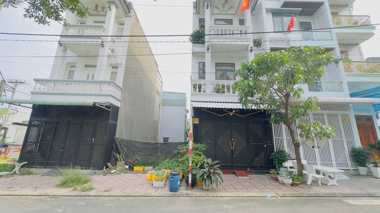 Nhà phố KDC Lê Phong Dĩ An 65m² giá 4.4 tỷ - Đường rộng thông thoáng, tiện ích đầy đủ!