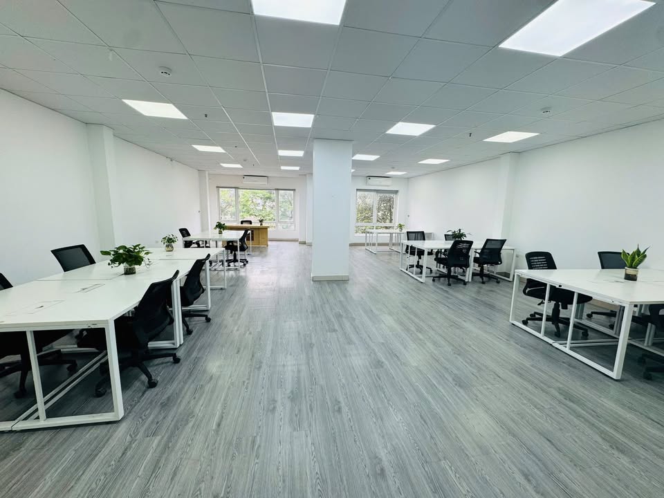 Văn phòng cho thuê Cầu Giấy 120m² giá 20 triệu - Mặt bằng vuông vắn dễ setup!