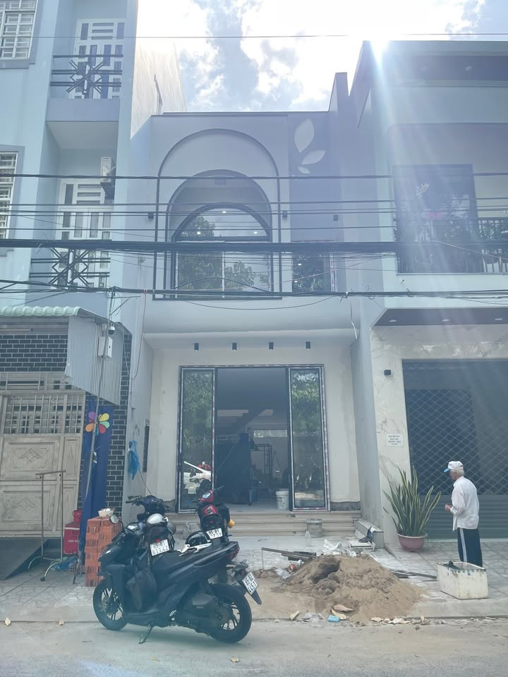 Nhà cho thuê mặt tiền hẻm 11 Nguyễn Văn Linh, Cần Thơ 90m² giá 16 triệu - Phù hợp kinh doanh và sinh sống!