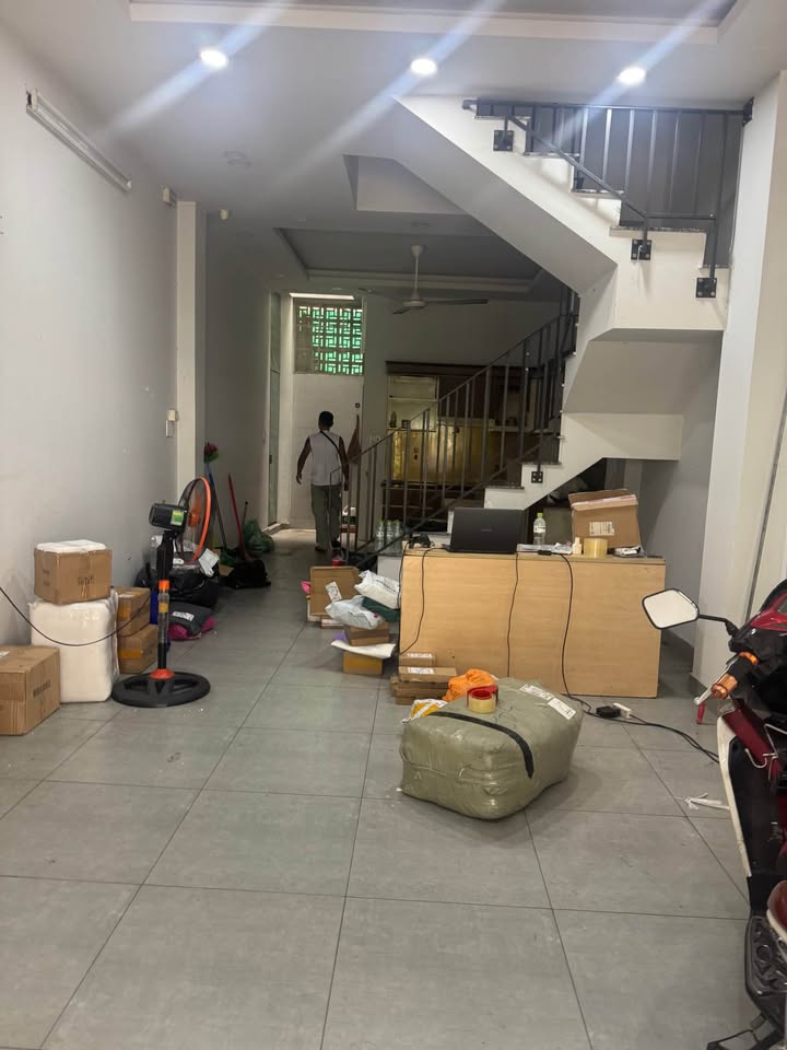 Nhà mặt tiền Phạm Văn Đồng, Bình Thạnh 56m² giá 16 triệu - Thích hợp ở và kinh doanh!