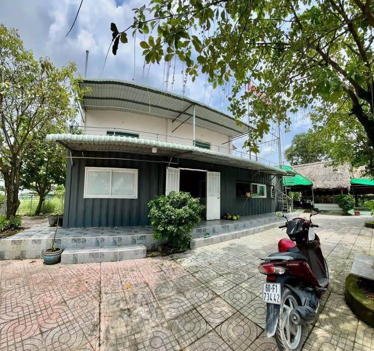 Cho thuê mặt bằng & nhà ở sân vườn 1200m² - Địa điểm lý tưởng gần Cổng 11