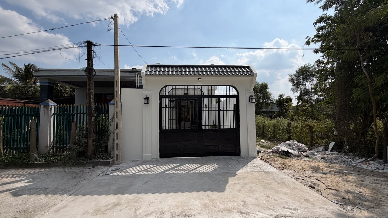 Nhà Phố Hòa Thành Tây Ninh 150m² giá 1.99 tỷ - Thiết kế độc đáo, chính chủ bán!