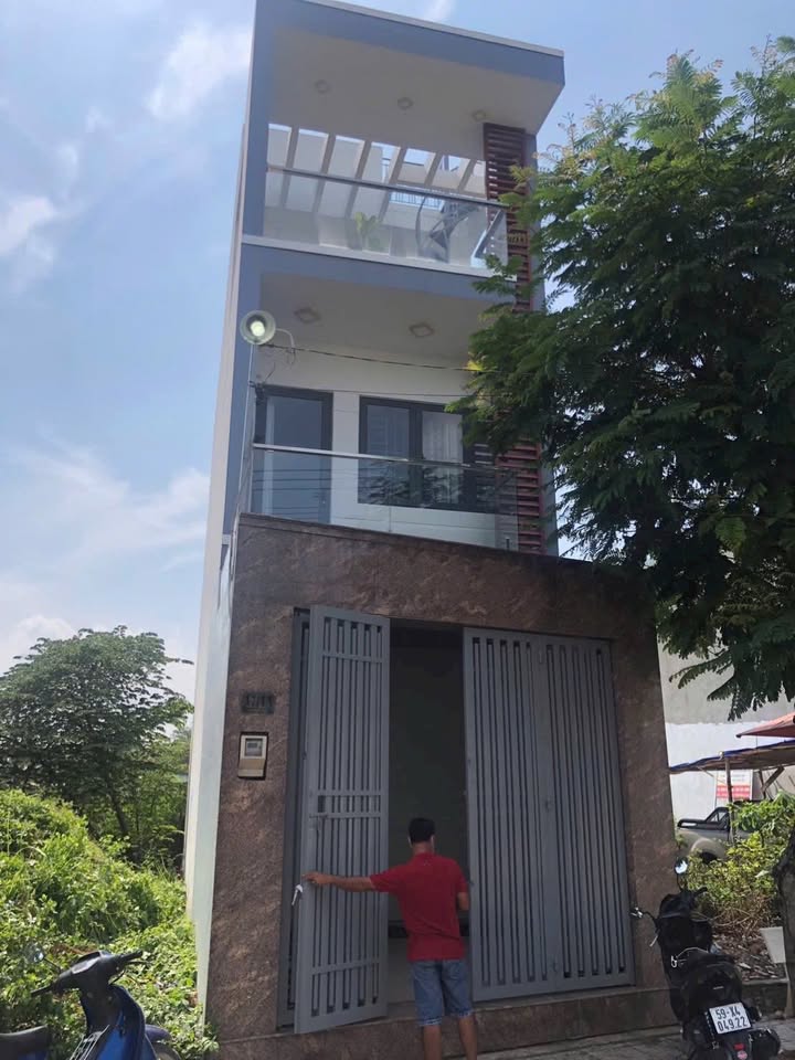 Nhà 3 tầng mặt tiền hẻm 47 Trường Lưu, Quận 9, diện tích 71.5m² - Giá chỉ 6.7 tỷ!