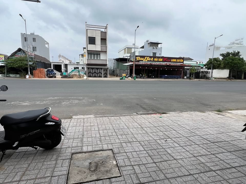 Nhà bán Đường Nguyễn Thái Học, Long Xuyên 150m² giá 6.9 tỷ - Full tiện ích!