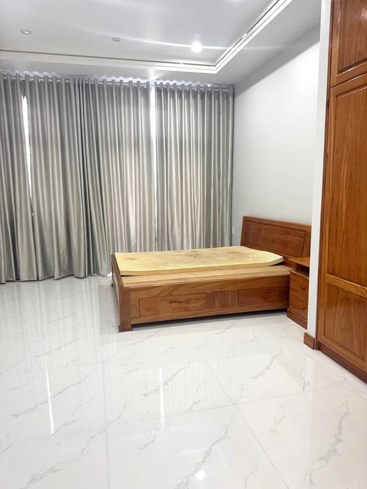 Nhà mặt tiền Thục Phán, Long Xuyên 74m² giá 5 tỷ - Không gian thoáng mát bên công viên!