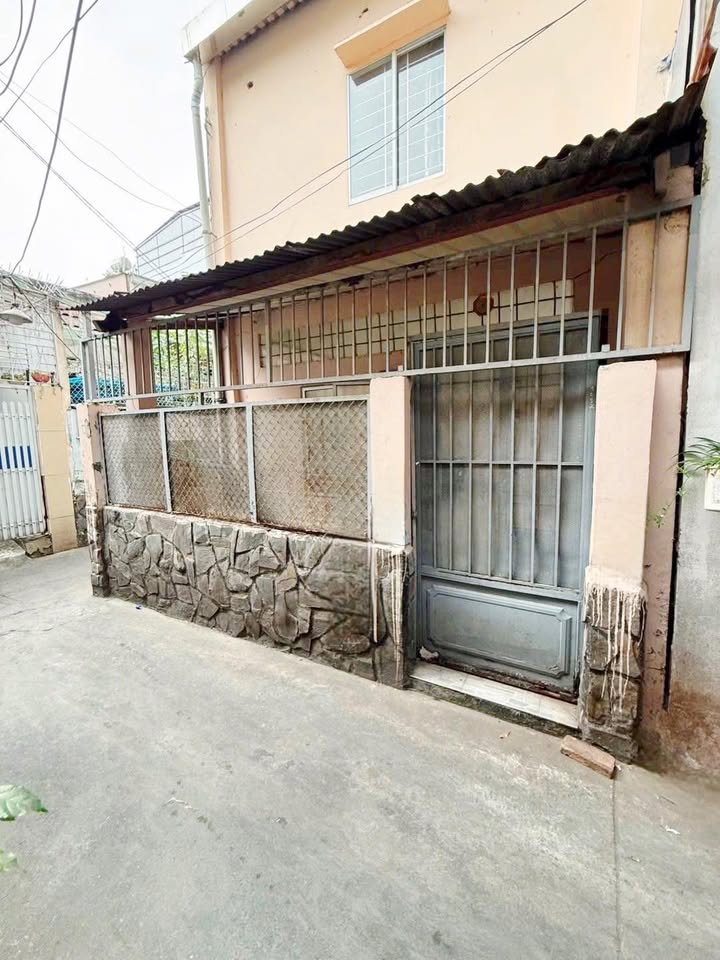 Nhà bán Hẻm 200 Xóm Chiếu, Quận 4, 65m² giá 5.35 tỷ - Phong thủy tốt, an ninh đảm bảo!