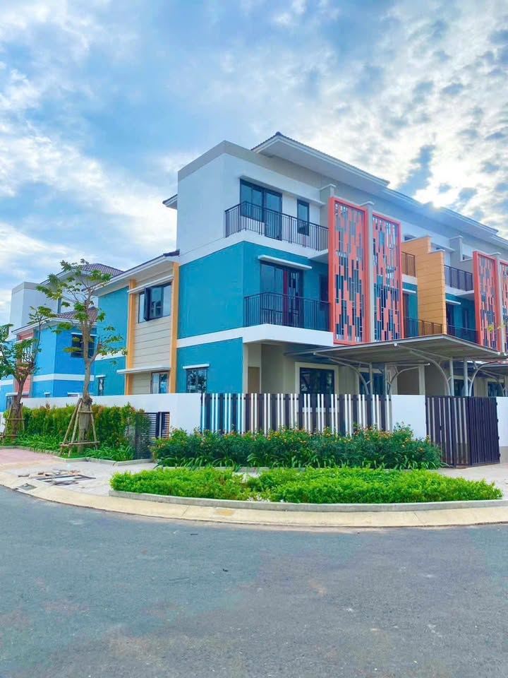 Nhà phố Sun Casa Central Tân Uyên 137m² giá 4 tỷ - Căn góc đẹp nhất view công viên!