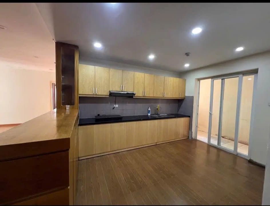 Nhà cho thuê 50m² Ngõ 16 Huỳnh Thúc Kháng, Đống Đa - Thiết kế 7 phòng ngủ, kinh doanh sầm uất!