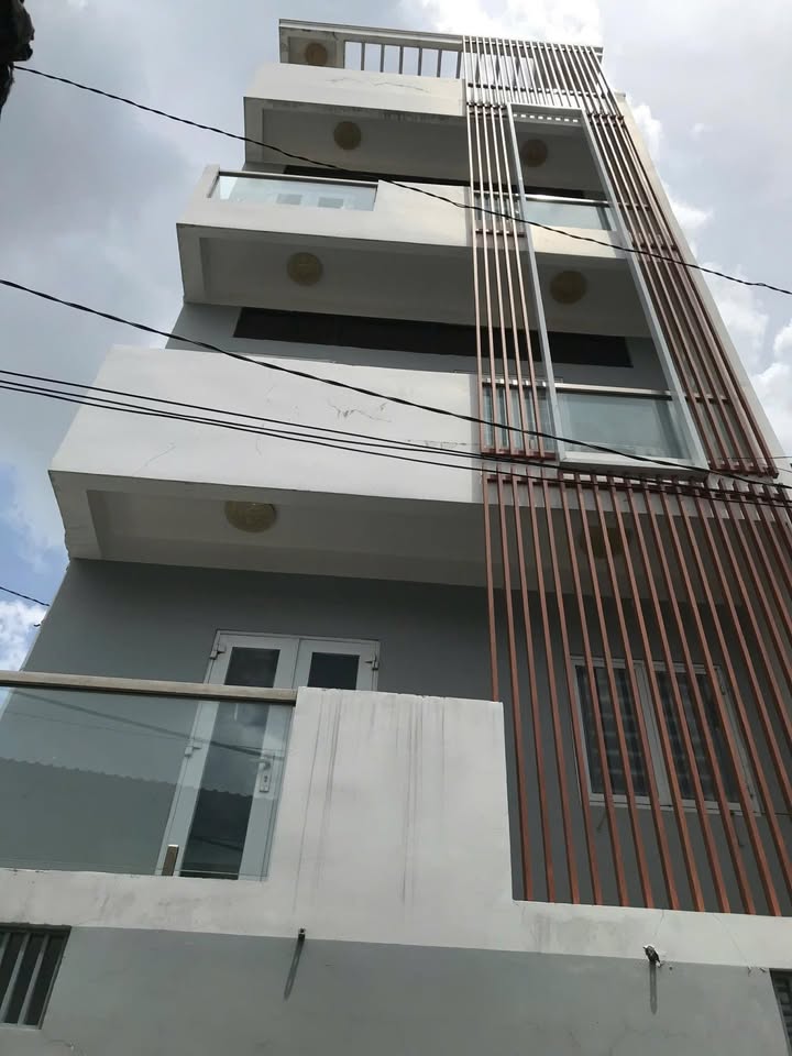 Bán nhà hẻm 8m Lạc Long Quân, Phường 3, Quận 11, 50m², giá 7.7 tỷ - Vị trí an ninh, tiện ích đầy đủ!