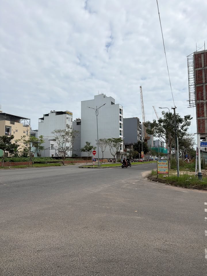 Nhà phố Đà Nẵng 66m² giá 6 tỷ - Sát biển, ngõ ô tô, giao thông thuận tiện