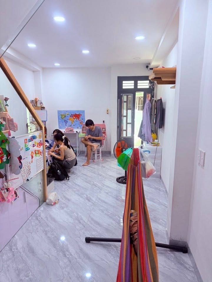 Nhà 2 tầng Phú Nhuận 30m² - Khu an ninh, dân trí cao chỉ 4 tỷ!