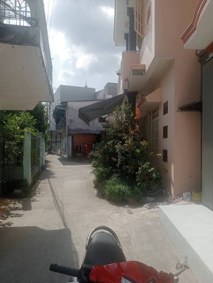 Nhà 1 trệt 1 lửng 1 lầu tại Vĩnh Long 70m² giá chỉ 2 tỷ - Tiện ích gần chợ và trường học!