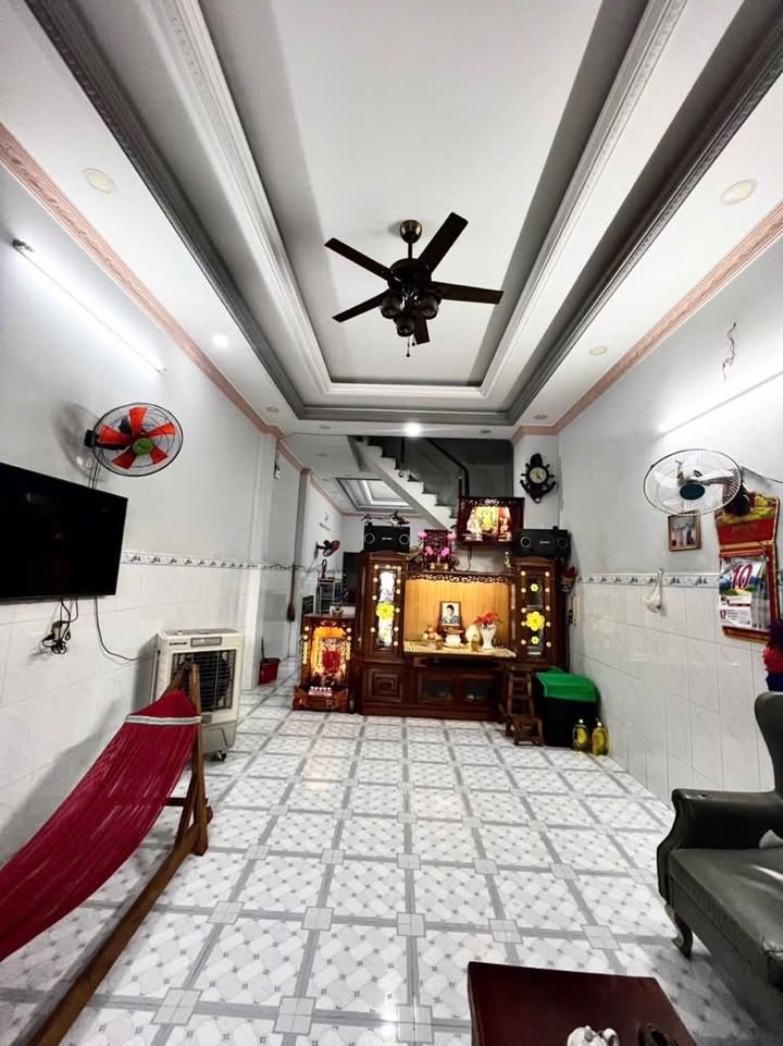 Nhà 3 tầng đường Tỉnh Lộ 10, Bình Chánh, 80m² giá 5.6 tỷ - Sổ đỏ chính chủ, hoàn công đầy đủ!