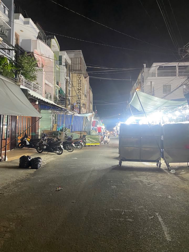 Nhà phố mặt tiền chợ Hạnh Thông Tây, Gò Vấp 92m² giá 13.5 tỷ - Kinh doanh sầm uất!