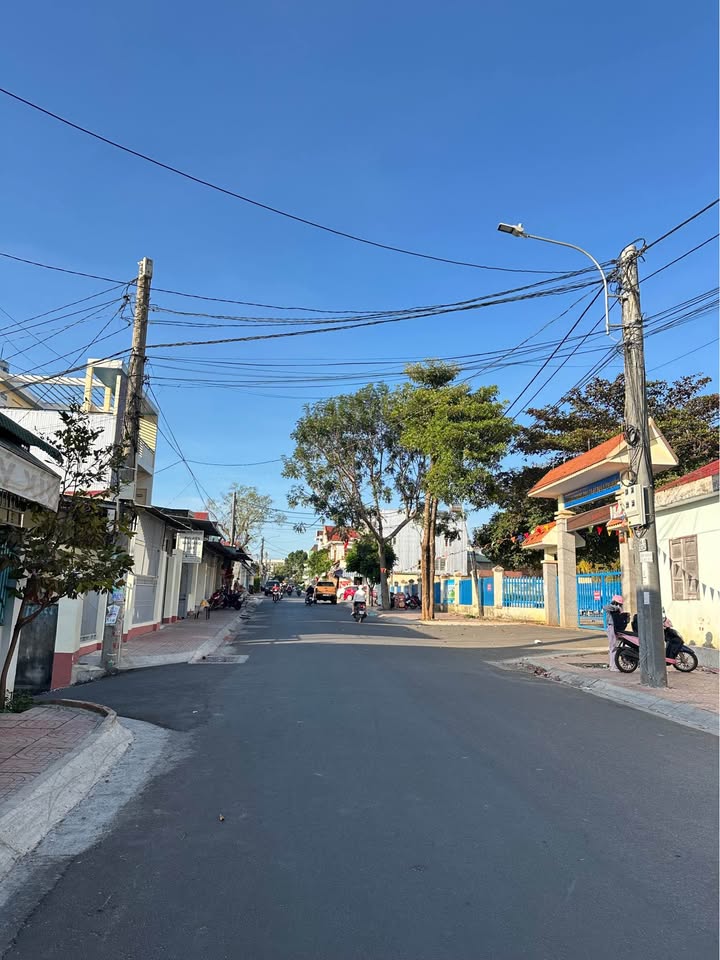 Nhà mặt tiền Đặng Thái Thân, Buôn Ma Thuột 100m² giá 5.49 tỷ - Kinh doanh nhộn nhịp!