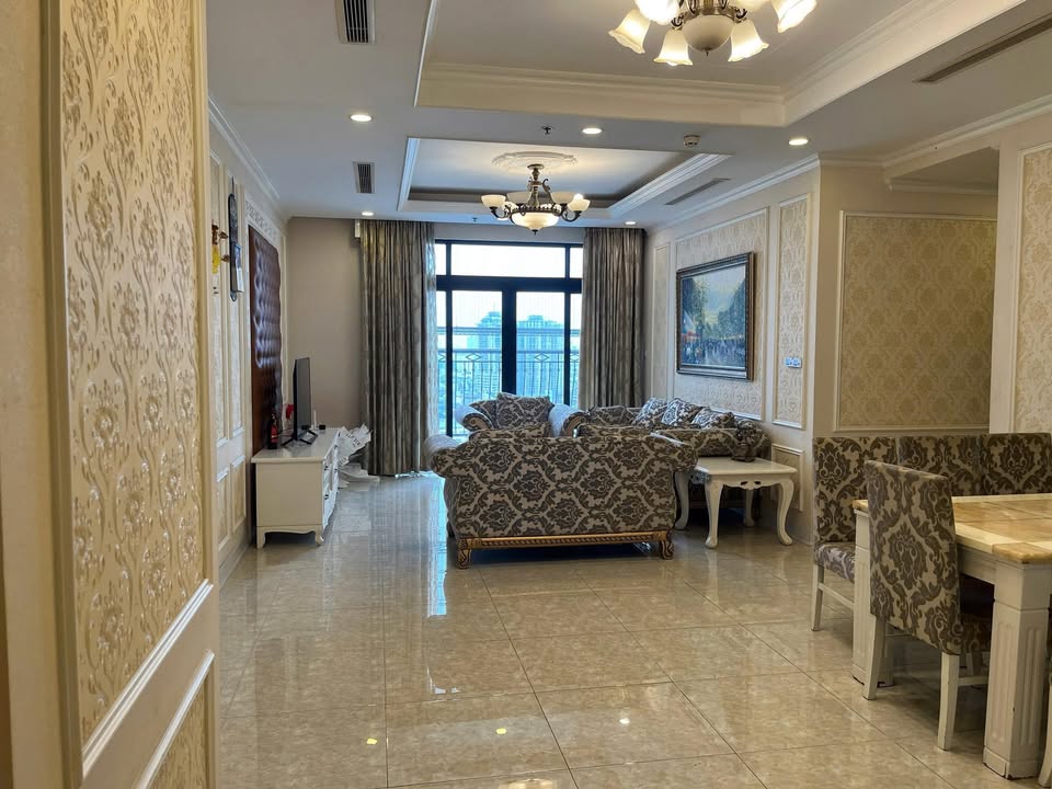 Căn hộ Royal City 136m² giá 25 triệu - Full đồ tân cổ điển sang trọng!