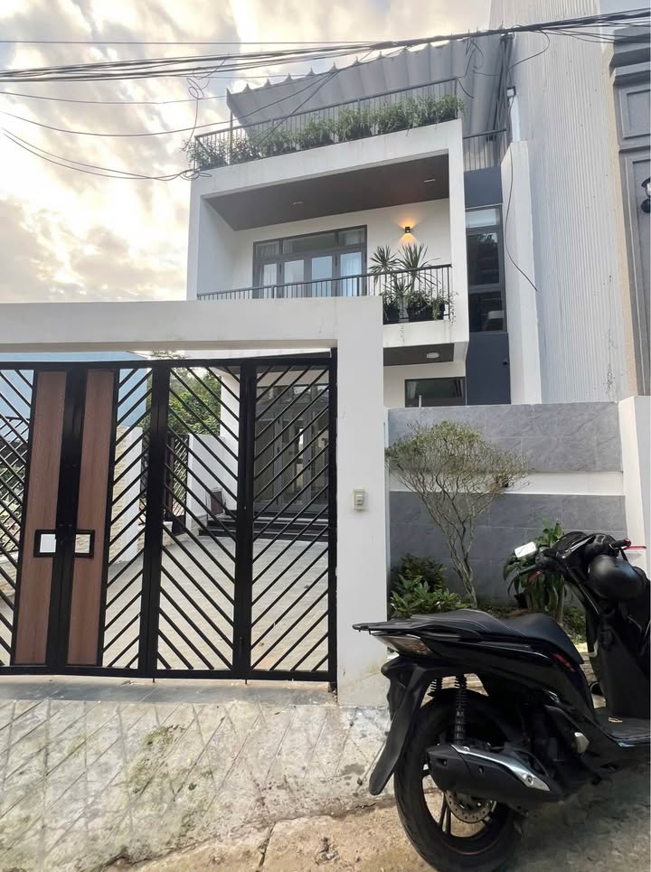 Nhà 3 tầng kiệt ô tô Lê Ngô Cát, TP Huế 103m² giá 3.6 tỷ - Vị trí thuận lợi gần Điện Biên Phủ!