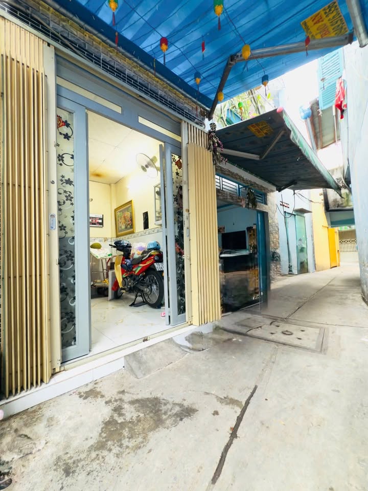 Nhà chính chủ Hẻm Hoài Thanh, quận 8 giá 1.68 tỷ - Diện tích 22m², Sổ hồng riêng!