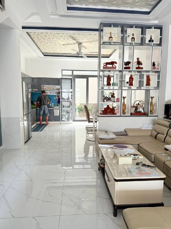 Nhà đẹp hẻm xe hơi Huỳnh Tấn Phát 100m² giá 7.99 tỷ - Thương lượng ngay!