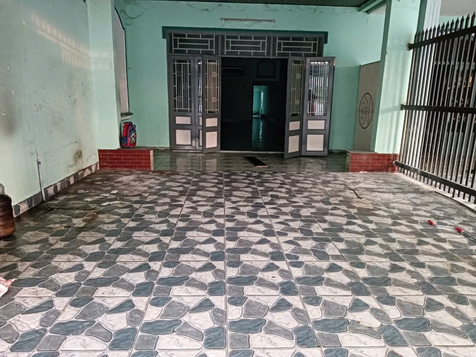 Cho thuê mặt bằng mặt tiền tại ngã 3 Sở Gà 180m² - Vị trí đắc địa cho kinh doanh!