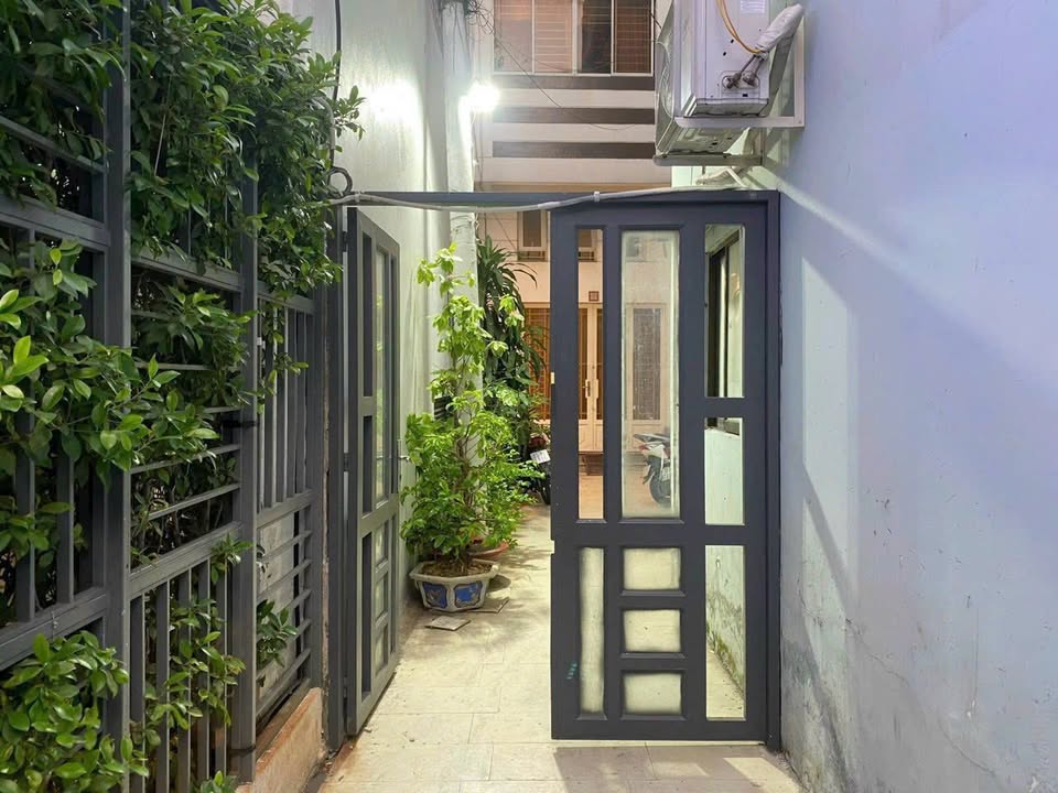 Nhà cho thuê nguyên căn Tô Hiến Thành, Quận 10 - Sân để xe, an ninh tốt!