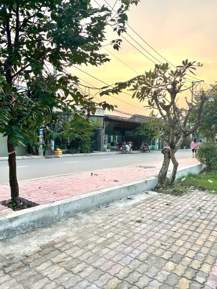 Nhà C4 Long Bình Quận 9 101m² giá 3.9 tỷ - Nở hậu, gần công viên!