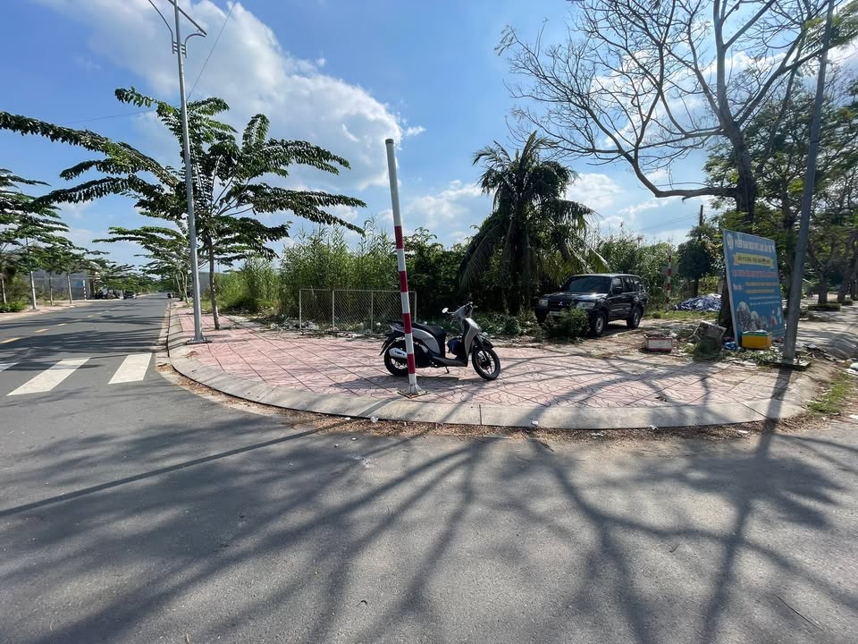 Cho thuê mặt bằng góc 2 mặt tiền đường Nguyễn Thị Lựu, 360m² - Vị trí đắc địa gần chợ Hoà An!