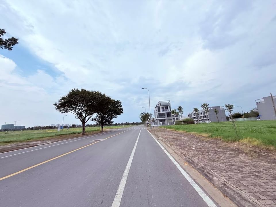 Đất nền góc Long Trường Q9 92m² giá 5 tỷ - Cơ hội đầu tư hiếm có!